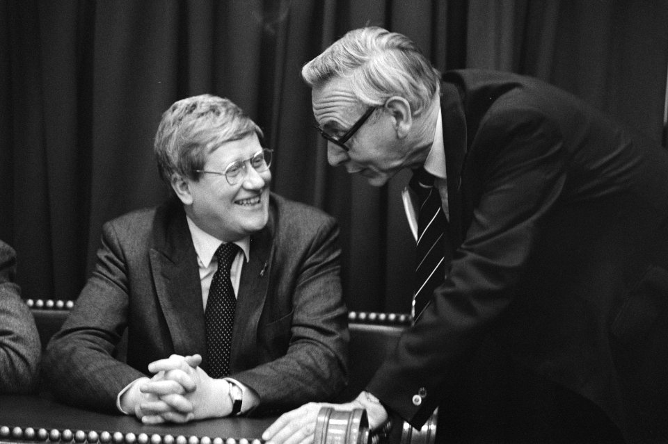 Wiegel (VVD) met rechts minister Van der Stoel (PvdA, Buitenlandse Zaken), Bestanddeelnr 931-7992