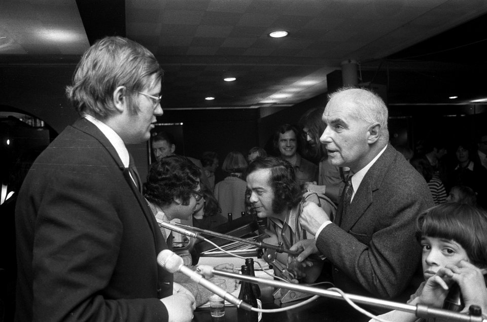 Wiegel discussieert met publiek, Bestanddeelnr 927-0530