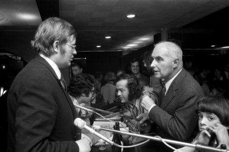 Wiegel discussieert met publiek, Bestanddeelnr 927-0530
