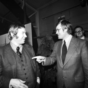Wiegel (rechts) en staatssecretaris Van Dam, Bestanddeelnr 926-8429