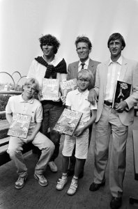 Wiel Coerver (m) met Johan Cruijff (r) en Wim van Hanegem, Bestanddeelnr 932-6621