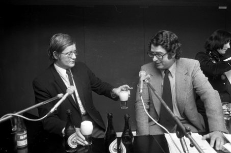 Wiegel (l) en Van Thijn tijdens de uitzending, Bestanddeelnr 927-0528