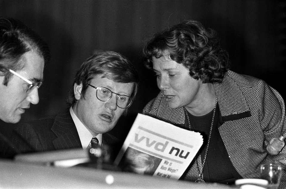 Wiegel (midden) en partijvoorzitter Van Someren-Downer, Bestanddeelnr 926-8481