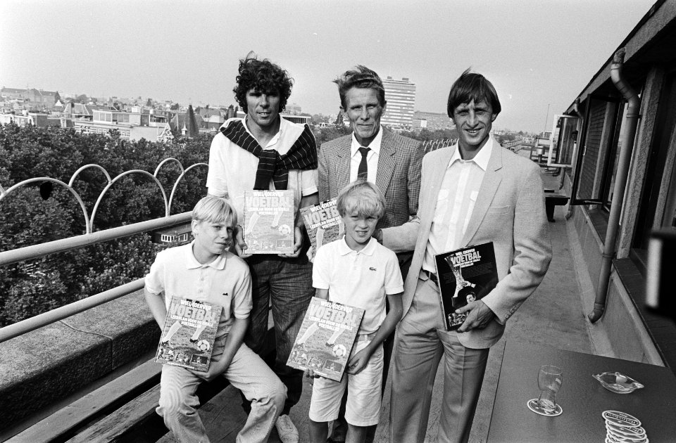 Wiel Coerver (m) met Johan Cruijff (r) en Wim van Hanegem, Bestanddeelnr 932-6620