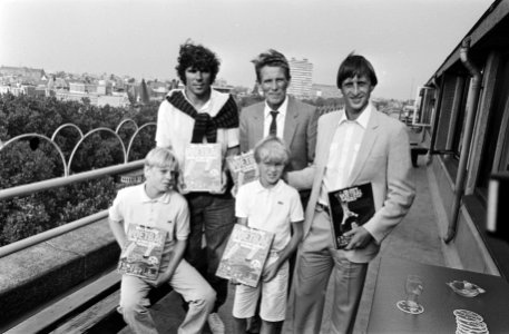 Wiel Coerver (m) met Johan Cruijff (r) en Wim van Hanegem, Bestanddeelnr 932-6620