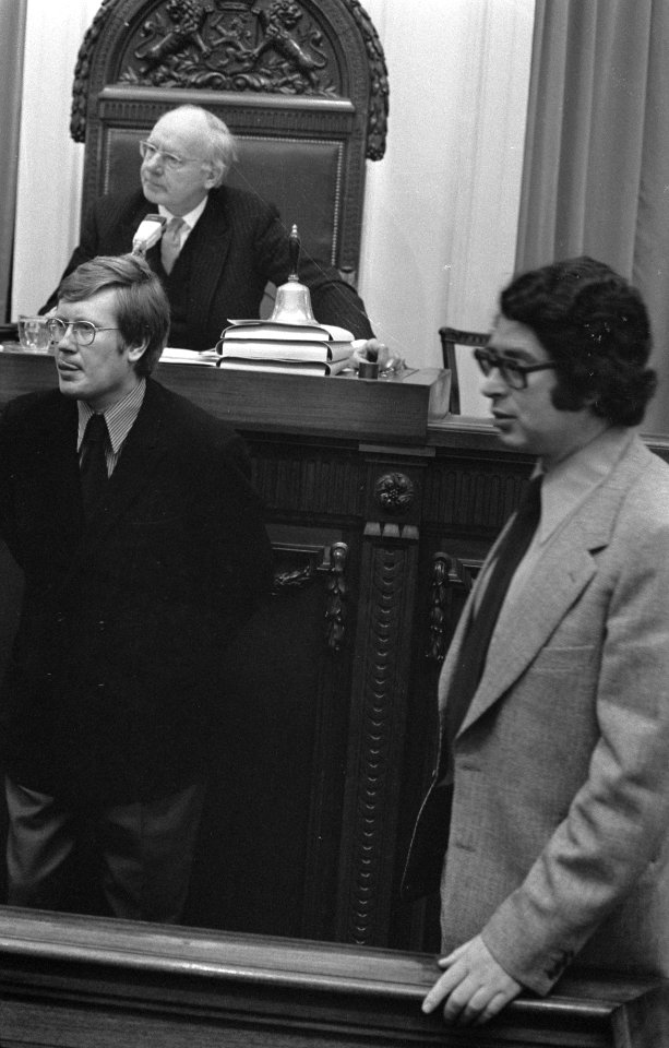 Wiegel (links) steekt de tong uit, rechts Van Thijn, Bestanddeelnr 926-9611