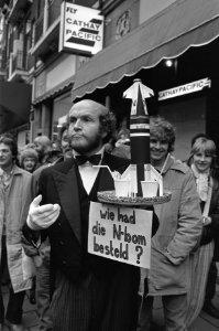 Wie had die N-bom besteld door ober op dienblaadje rondgebrachte bom, Bestanddeelnr 931-8186