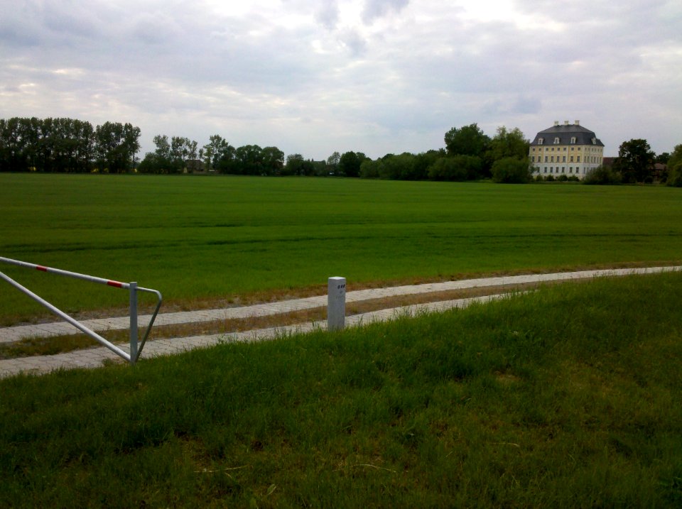 Wiederau - Barockschloss Wiederau vom Elsterdeich gesehen im Mai 2016