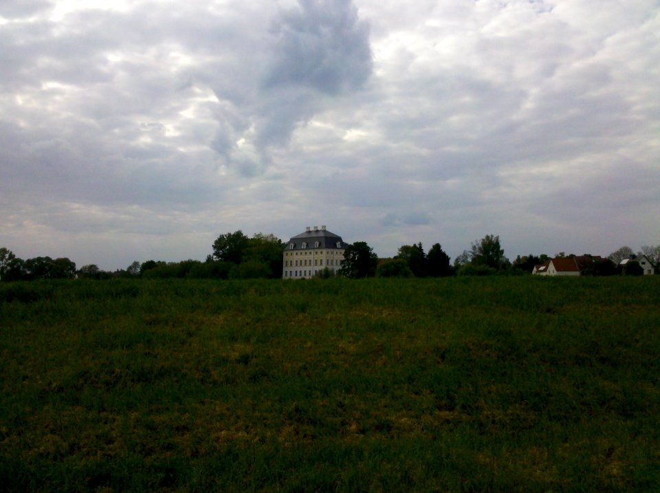 Wiederau - Barockschloss Wiederau vom Elsterradweg gesehen im Mai 2016