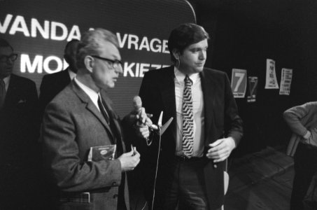 Wiebenga (PSP) met presentator Van de Linde (r), Bestanddeelnr 924-4957