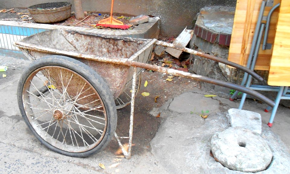 Wheelbarrow in China - 02