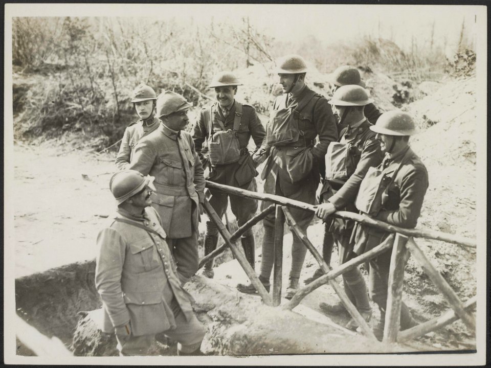 Where we join the French. French and British officers talking outside a dug-out, Bestanddeelnr 158-2849