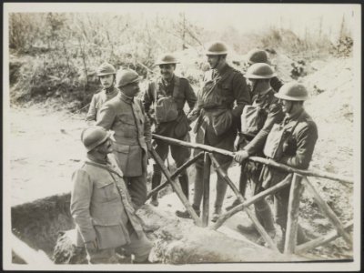 Where we join the French. French and British officers talking outside a dug-out, Bestanddeelnr 158-2849