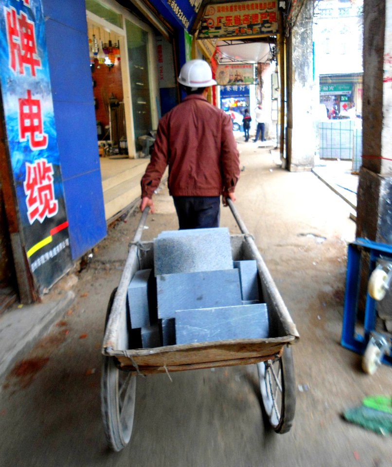 Wheelbarrow in Haikou 01