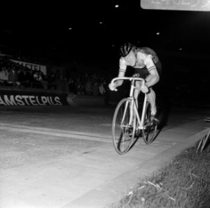 Wielerwedstrijden in Olympisch Stadion Amsterdam, Bestanddeelnr 924-8235