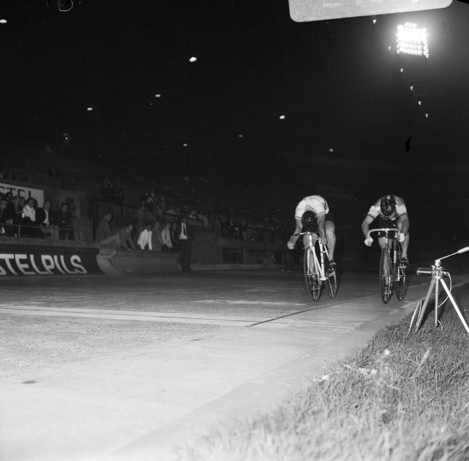 Wielerwedstrijden in Olympisch Stadion Amsterdam, (l) Loevestijn en (r) Johnson , Bestanddeelnr 924-8232