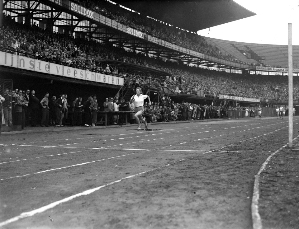 Wielren- en atletiekwedstrijden te Rotterdam. Fanny Blankers-Koen in 4x100 mete…, Bestanddeelnr 902-9973