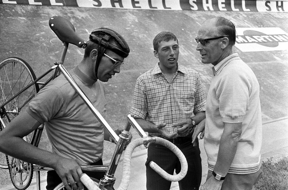 Wielrennen. Coach Jan Derksen (rechts) in gesprek met Gert Bongers (links) en Pi, Bestanddeelnr 920-6275