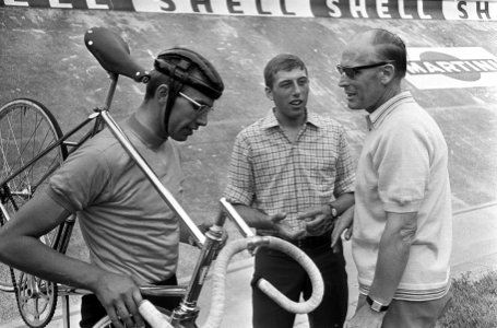 Wielrennen. Coach Jan Derksen (rechts) in gesprek met Gert Bongers (links) en Pi, Bestanddeelnr 920-6275