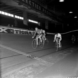Wielerzesdaagse in het sportpaleis te Antwerpen Van links naar rechts Jan Derk, Bestanddeelnr 909-3571
