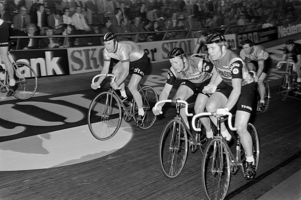 Wielerzesdaagse gestart in Ahoyhal, Rotterdam het koppel Pijnen en Haritz op de, Bestanddeelnr 928-3757
