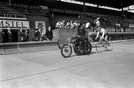 Wielrennen. Stayer Timoner in training, Bestanddeelnr 920-6281