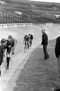 Wielrennen, Jan Derksen met achtervolgingsploeg amateurs tijdens training in Ol…, Bestanddeelnr 919-4592