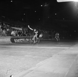 Wielerwedstrijden in Olympisch Stadion Amsterdam, Bestanddeelnr 924-8233