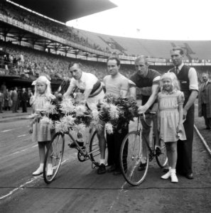 Wielren- en athletiekwedstrijden te Rotterdam, Bestanddeelnr 902-9974
