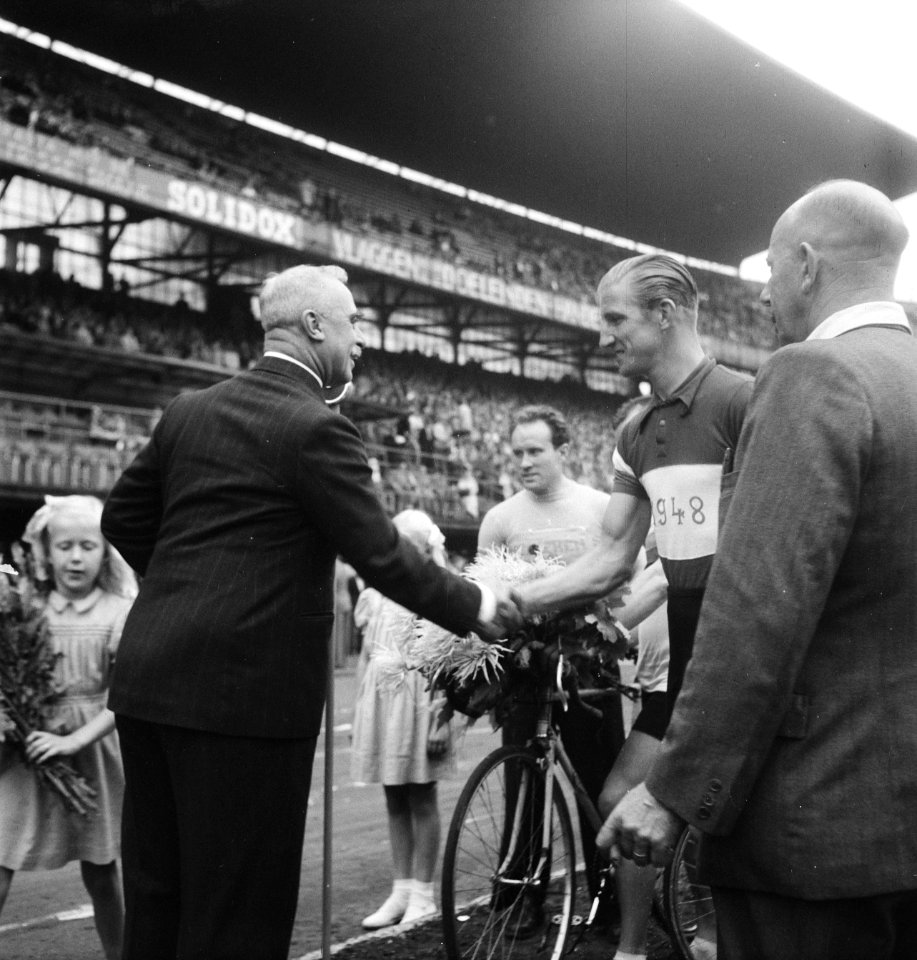 Wielren- en athletiekwedstrijden te Rotterdam Fanny in 4x100 meter, Bestanddeelnr 934-6941