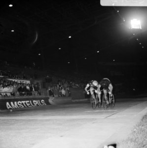 Wielerwedstrijden in Olympisch Stadion Amsterdam, Bestanddeelnr 924-8234