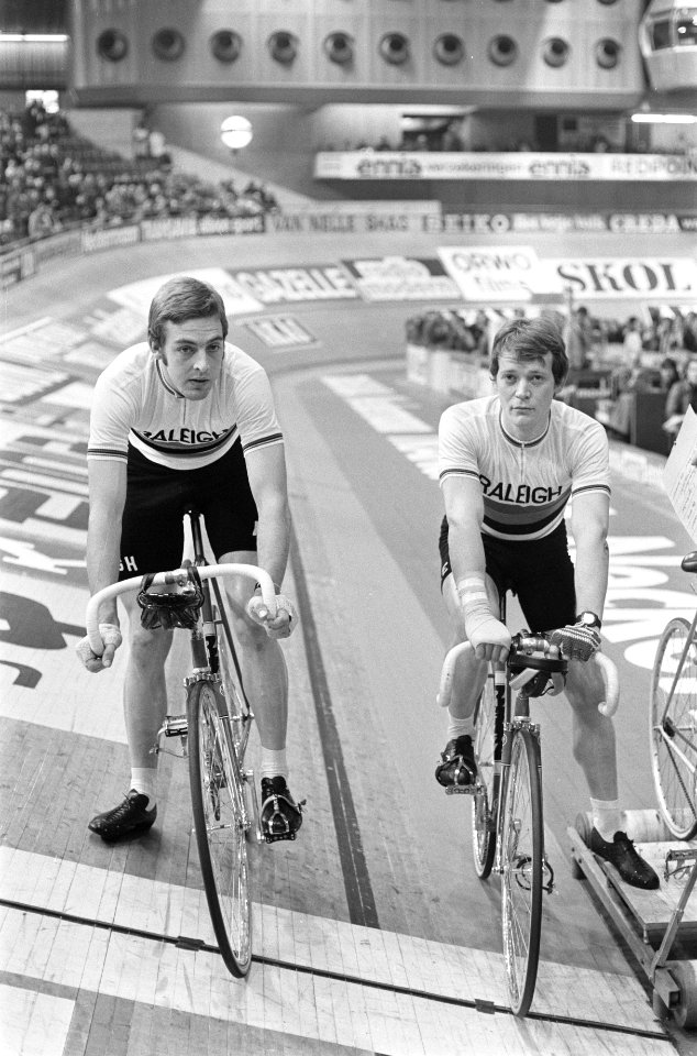 Wielerzesdaagse in Ahoyhal, Rotterdam wielrenners Roy Schuiten (l) en René Pijn, Bestanddeelnr 927-7090