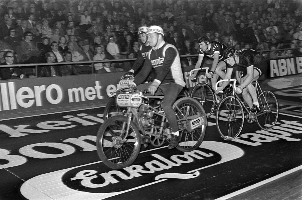 Wielerzesdaagse in Ahoy, Rotterdam Leo Duindam (voor) en Merckx (achter), Bestanddeelnr 928-3776
