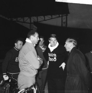 Wielerwedstrijden in Olympisch Stadion , voor de aanvang v.l.n.r. Rik van Steenb, Bestanddeelnr 917-8369