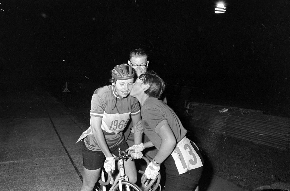 Wielrennen Olympisch Stadion, achtervolging Dames, Bella feliciteert haar zusje , Bestanddeelnr 919-4610