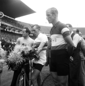 Wielren- en athletiekwedstrijden te Rotterdam, Bestanddeelnr 902-9975