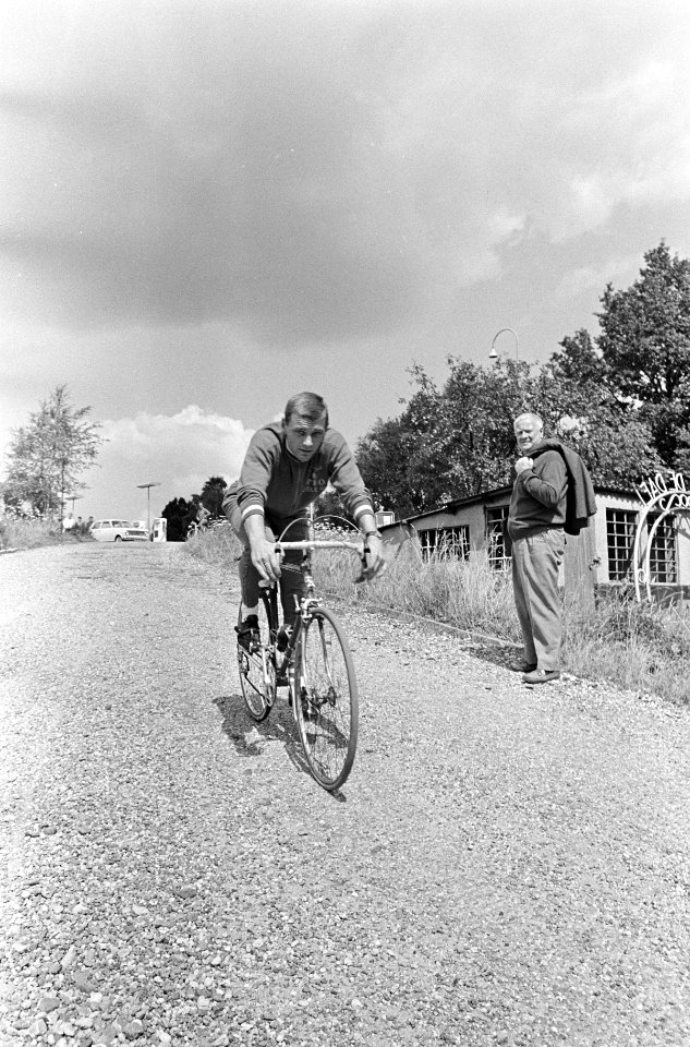 Wielrennen, amateurploeg te Nuth, nummer 17 en 18 Eddy Beugels (kop), nummer 15 , Bestanddeelnr 919-4588