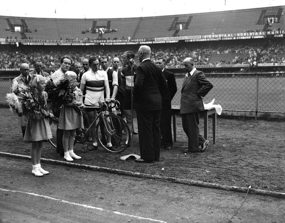 Wielren- en athletiekwedstrijden te Rotterdam Huldiging Schulte-Schotte, Bestanddeelnr 934-6940
