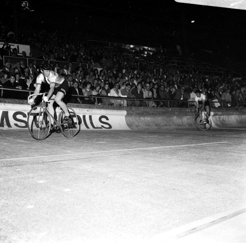 Wielerwedstrijden in Olympisch Stadion Amsterdam, Bestanddeelnr 924-8237