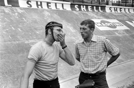 Wielrennen. Coach Jan Derksen (rechts) in gesprek met Gert Bongers (links) en Pi, Bestanddeelnr 920-6276