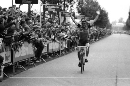 Wielrennen, ronde van Kortenhoef voor profs finish winnaar Gerrie Knetemann, Bestanddeelnr 931-6119