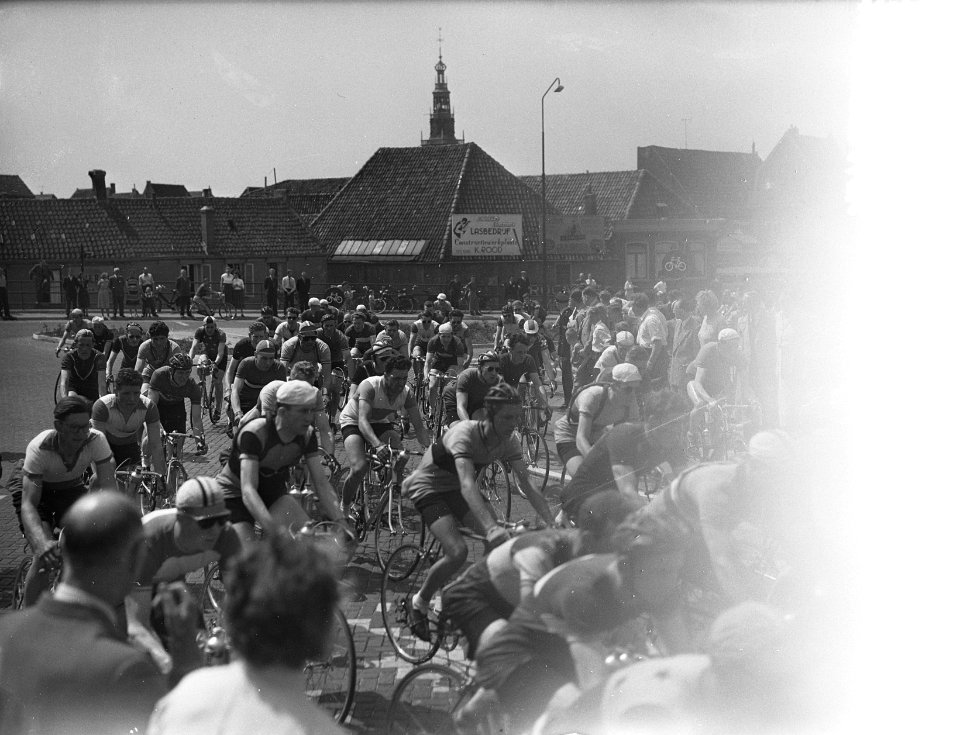 Wielrennen Ronde van Noord West Nederland , Alkmaar, start Alkmaar amateurrijde…, Bestanddeelnr 906-4887