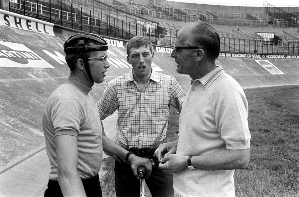 Wielrennen. Coach Jan Derksen (rechts) in gesprek met Gert Bongers (links) en Pi, Bestanddeelnr 920-6277