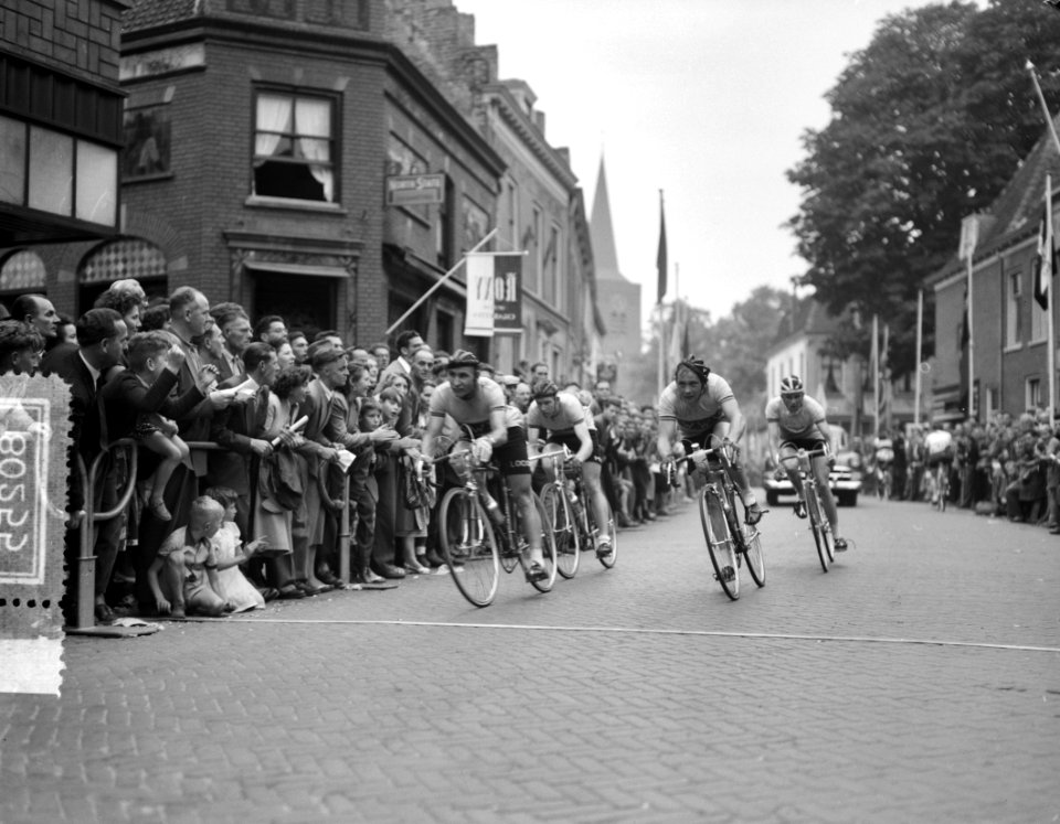 Wielrennen clubkampioenschappen Nederland op de weg Finish Willebrord Wil Vooru, Bestanddeelnr 908-0255