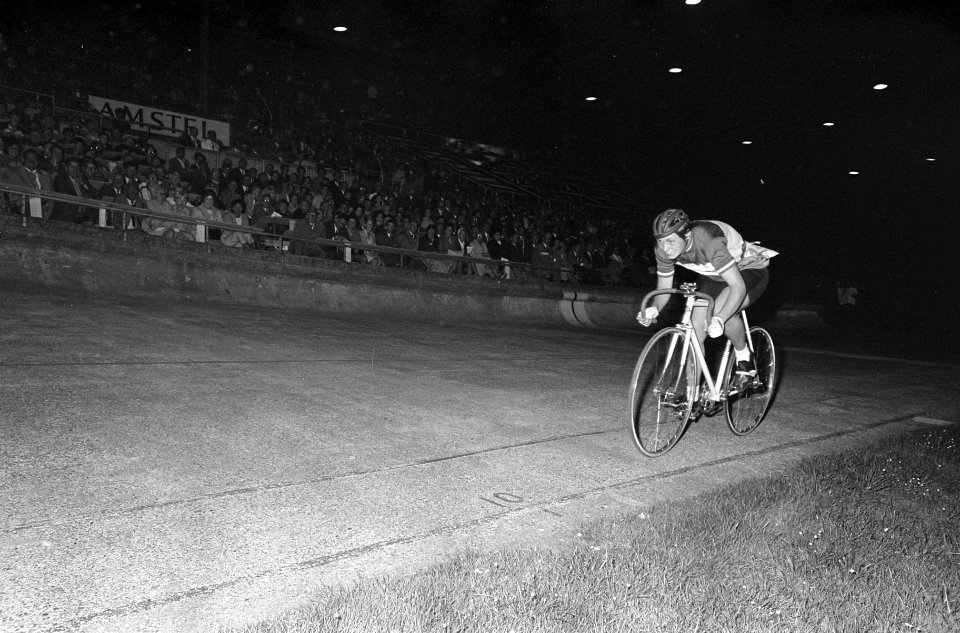 Wielrennen Olympisch Stadion, nummer 34 en 36 Keetie Hag in aktie, nummer 35 Bel, Bestanddeelnr 919-4614