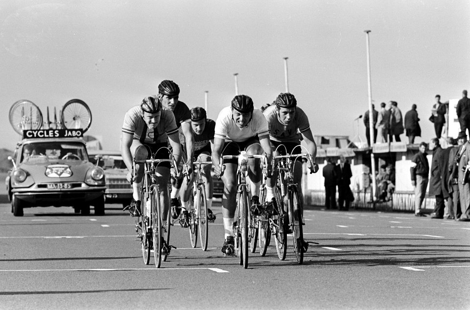 Wielrennen te Zandvoort, de kopgroep van acht man, links Harry Steevens , derde , Bestanddeelnr 917-9943