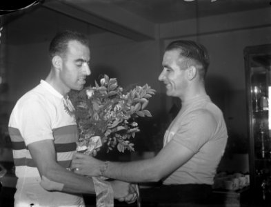 Wielrennen Olympisch stadion. Links Antonio Bevilacqua Italië), wereldkampioen a, Bestanddeelnr 904-1459