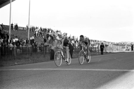 Wielrennen te Zandvoort Bij de profs werd Peter Post kampioen Voor Dick Groene, Bestanddeelnr 915-3692