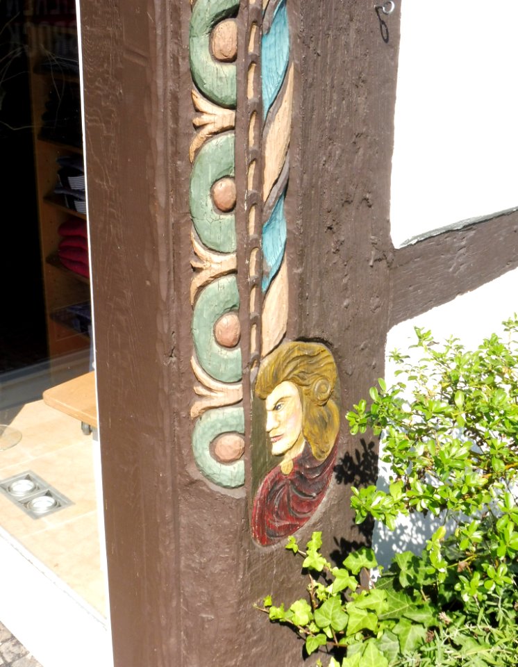 Wiedenbrück - Lange Straße 33 - Tor - Bild Frau