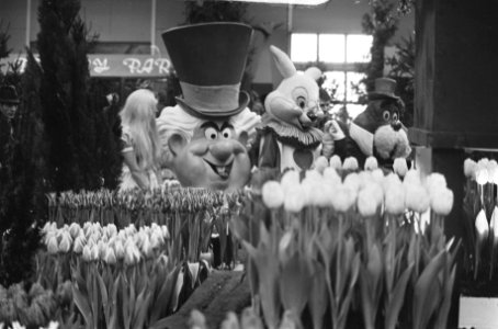 West Friese flora geopend door ambassadeur Gould Alice in Wonderland-figuren , Bestanddeelnr 928-4173
